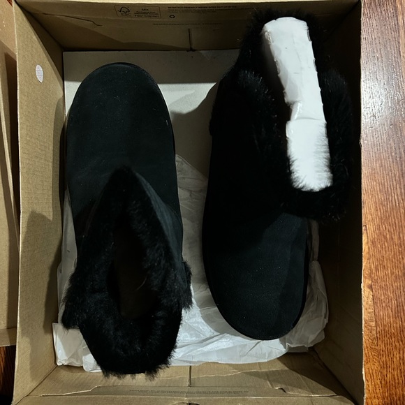 Ugg high low brand new low cut black shearling bootie NIB size 8 - Picture 2 of 4
